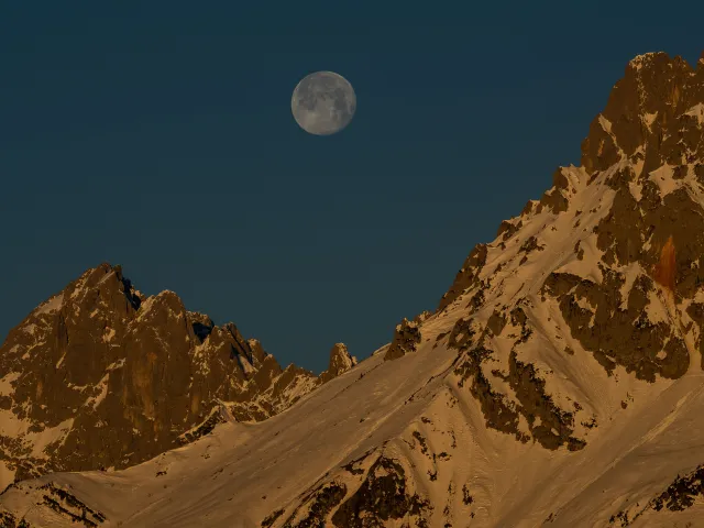 Vollmond geht am Wilden Kaiser unter